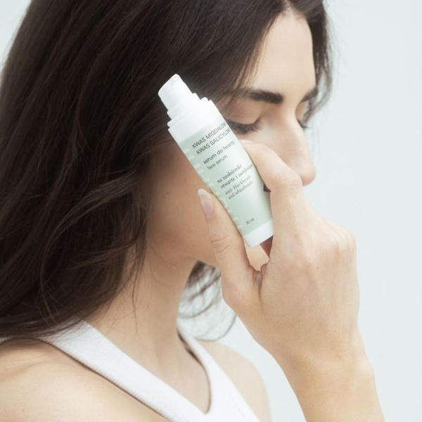 Wygładzające serum z kwasem migdałowym 10%  i kwasem salicylowym 2% Mohani