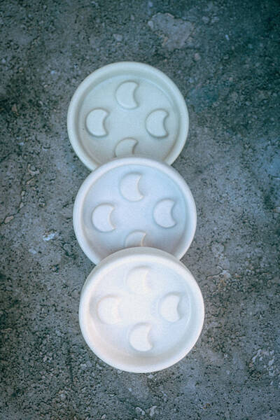 4605_3 Mydelniczka ceramiczna Lunula szałwiowa matowa