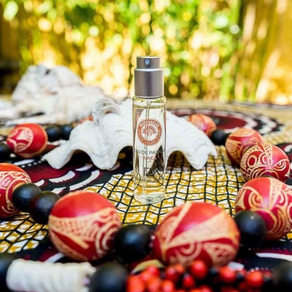 Ekskluzywna ekologiczna woda perfumowana, zapach: Waka-Madagascar, buteleczka, Zero Waste, 11 ml, Cosmos Natural, FiiLiT (zdjęcie 3) Ekskluzywna ekologiczna woda perfumowana, zapach: Waka-Madagascar, buteleczka, Zero Waste, 11 ml, Cosmos Natural, FiiLiT