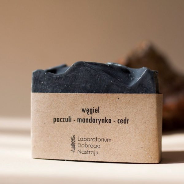 Naturalne mydło rzemieślnicze, węgiel paczuli-mandarynka-cedr, 100 g, Laboratorium Dobrego Nastroju Naturalne mydło rzemieślnicze, węgiel paczuli-mandarynka-cedr, 100 g, Laboratorium Dobrego Nastroju