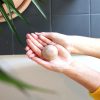 Płyn do demakijażu w kostce z olejkami jojoba i z pestek winogron, bezzapachowy, COSMOS ORGANIC, 30 ml, Lamazuna