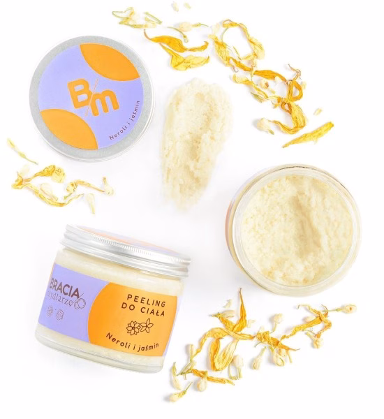 Peeling cukrowy Neroli i jaśmin Bracia Mydlarze wśród płatków kwiatów